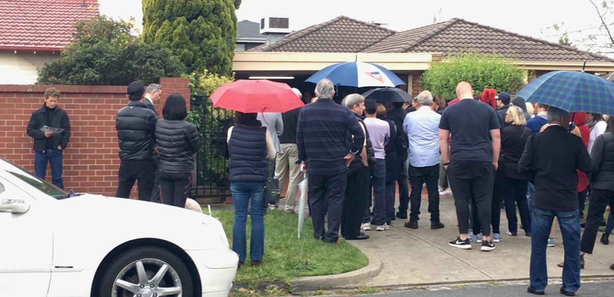Cold Blast Fails to Deter Melbourne Property Buyers 168 Img 9376.211820