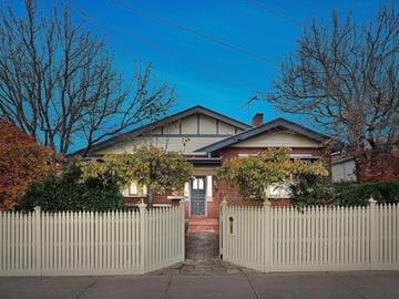 With interest rates at a historical low, it might be a wise time to buy rather than rent 1 Ao.065737