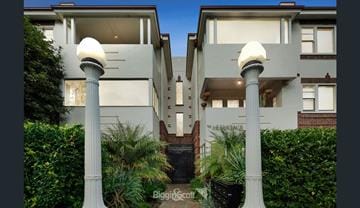 Unrenovated one bedroom apartment in East Melbourne sells for $942,000 2 Main18.084021