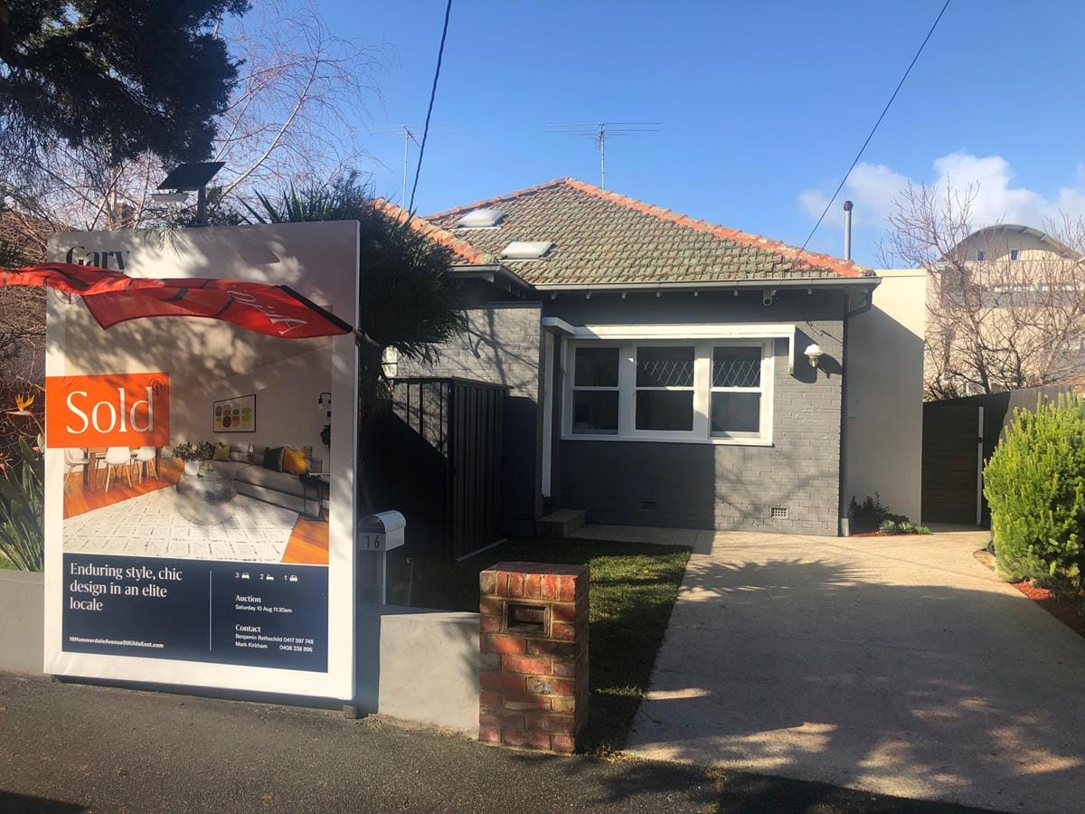 Big crowds braved the cold weather at Melbourne's auctions 87 Mw 3